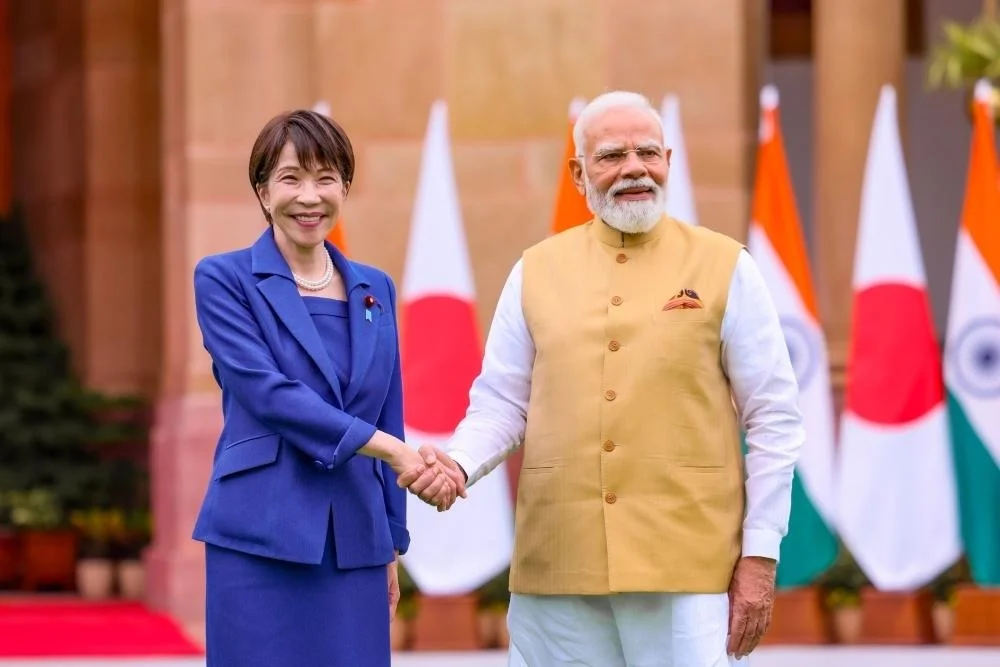 握手をする高市総理大臣とモディ・インド首相